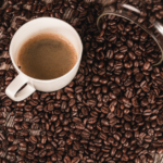 Koffein und Schlaf: Wie lange Kaffee dich wirklich wach hält